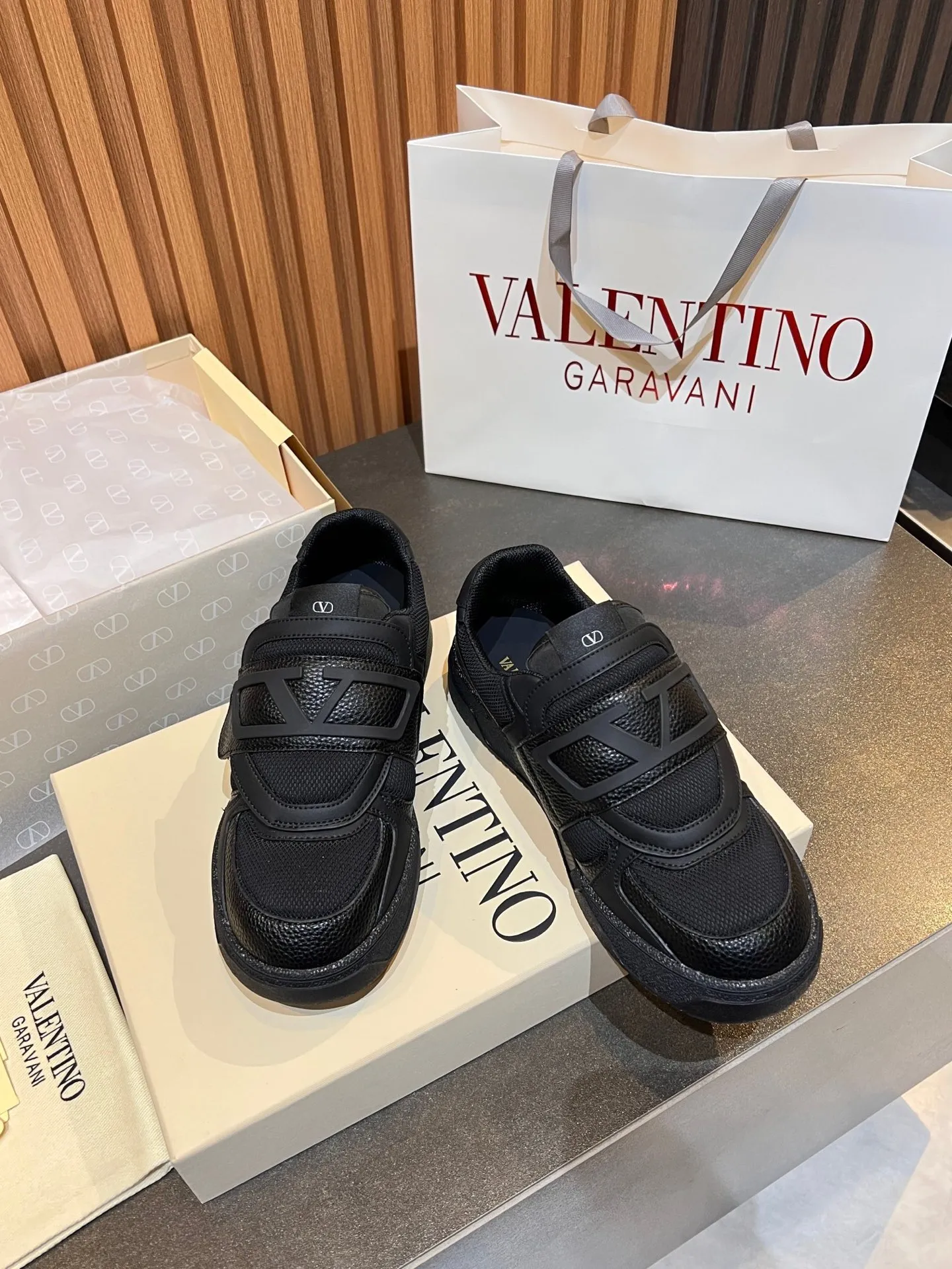 Men's men's shoes 💰760 VLTN Valentin 𝑶𝒏𝒆𝑺𝒕𝒖𝒅 Couple's sneaker series Valentino 2025 new couple's sneakers are on sale. The original ZP purchased and disassembled. Repeated pattern making and modification. The strength must be restored one to one! Top luxury masterpiece Velcro design Soft and comfortable imported calfskin 🧧brings excellent and elegant texture and excellent on-foot comfort Top purchasing version upper: imported calfskin surface/original oil edge craftsmanship Inner: water-dyed cowhide lining Outsole: original development 𝐓𝐏𝐔 two-color combination outsole Packaging: original configuration complete package Code number: 35-46 (45 46 customized)